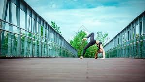 莱昂纳德单打布克，一把推开对方之后，露出了耐人寻味的小表情