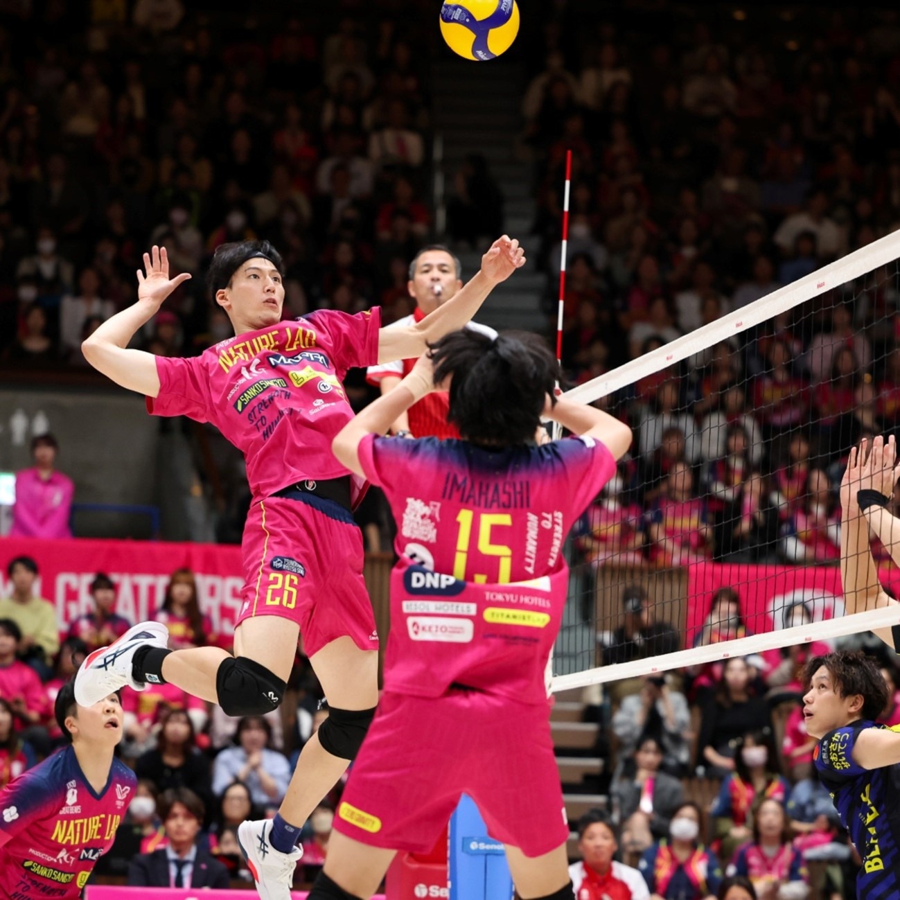 iG夺得德杯冠军后，Wei再带小弟跳起了胜利之舞＂